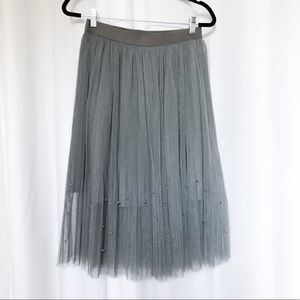 Cute flouncy grey skirt with pearls